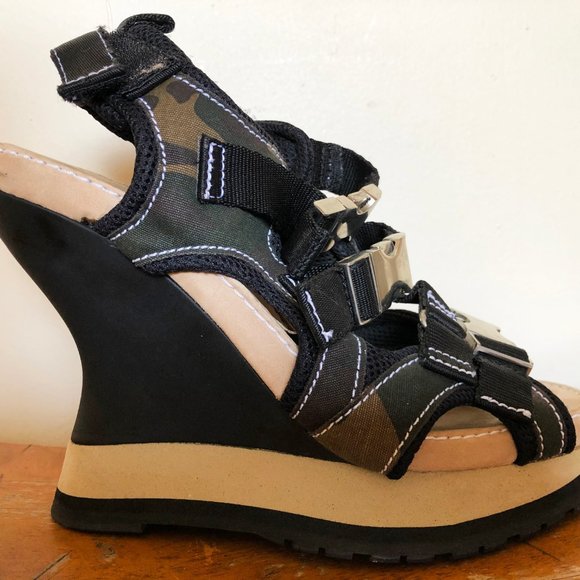 DKNY Size 9 Buckle Camo Wedges - Picture 3 of 7